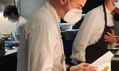 Al pass di Identità Golose Milano Federico Zanasi, chef del ristorante Condividere by Lavazza di Torino, ospite all'Hub lo scorso 18 dicembre 
