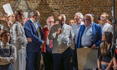 La festa all'Antica Corte Pallavicina. Al centro Massimo Spigaroli, alla sua sinistra Alain Ducasse
