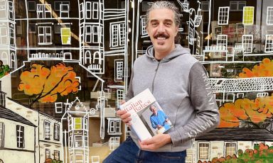 Giuseppe Dell'Anno con il suo primo libro, in cui raccoglie 60 ricette tra torte classiche, dessert e lievitati salati
