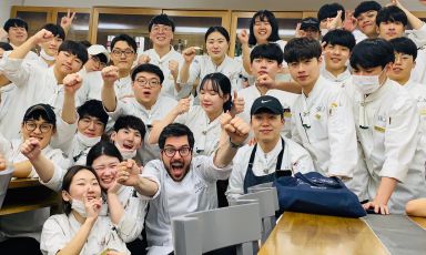 Fabrizio Ferrari, chef del Porticciolo 84 di Lecco, una stella Michelin. Da qualche mese, è nel comitato direttivo dell’Institut Paul Bocuse dell'università di Woosong, a Seul, Corea. Nella foto, i suoi alunno coreani
