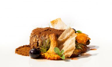 Filetto di cervo in crosta di erbe, polveri di sottobosco, mirtilli al gin, miele di abete: la ricetta dell'autunno di Giuseppe Francica
