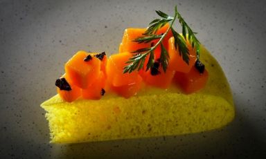 Indian steamed focaccia with yellow pumpkin and black salt by Simone Salvini, the vegan chef struck by a visit to Le Calandre in Rubano (Padua)