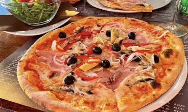 Una pizza della pizzeria Focus di Cabras (Oristano)
