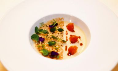 Foie gras d&rsquo;oca al vapore, kumquats sciroppati alle spezie, cialda croccante alle erbe: il piatto dell'autunno di Marco Moretto
