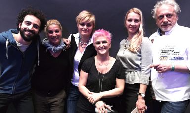 Foto ricordo, lo scorso 3 febbraio, al termine della seconda e conclusiva giornata di Fontegro 2016 a Kiev. Da sinistra verso destra, sorridono contenti Franco Aliberti, la slovena Ana Ros, una delle due organizzatrici, Ekaterina Avdeyeva, quindi Cristina Bowerman, l’altra curatrice del congresso, Anna Zelenokhat, e infine Davide Scabin. Appuntamento al 2017
