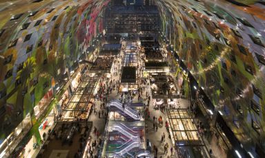 L'avveniristico Market Hall di Rotterdam, splendida struttura aperta nel 2014, è il luogo d'incontro e il simbolo stesso della vocazione della città all'agroalimentare innovativo
