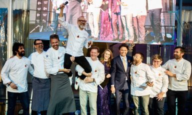 Foto ricordo di una bella serata di solidarietà il 19 aprile al Castello Sforzesco di Milano. Tutti a cucinare a favore di Food for Soul e il Refettorio Ambrosiano. Da sinistra verso destra: Matias Perdomo, Antonio Guida, Andrea Berton che con Enrico Cerea alza un radioso Massimo Bottura. Dopo Cerea e la presentatrice, Hakan Bulgurlu, amministratore delegato del gruppo Arçelik, Giancarlo Morelli, Viviana Varese e Carlo Cracco
