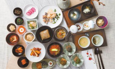 Un'immagine delle tantissime piccole e grandi portate che vengono servite nel corso di un pasto da Balwoo Gongyang, a Seoul
