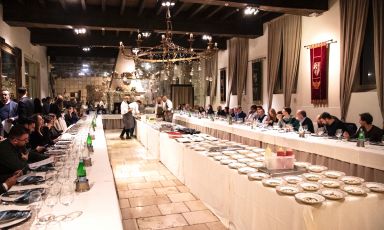 La superba e geniale sala con un grande e nuovo tavolo pronto ad accogliere novanta ospiti dell'edizione 2024 di FoodExp a Lecce. Foto Carmen Mitrotta
