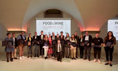 I vincitori della terza edizione dei Food&Wine Italia Awards 2022 assieme all'Editor in Chief Italia, Federico De Cesare Viola e Mel Hansche, Deputy Editor di Food&Wine
