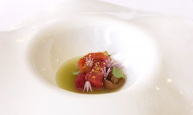 Macedonia di frutta e verdura di stagione fermentata, una ricetta firmata da Mario Maniscalco del ristorante Adagio, a Calamandrana (Asti)
