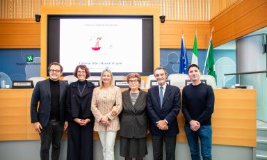 Da sinistra, Alessandro Negrini, chef del ristorante Il Luogo di Aimo e Nadia assieme a Fabio Pisani (sull'estrema destra), Stefania Moroni, CEO di Aimo e Nadia Milano, Simona Tironi, Assessore all'istruzione, formazione e lavoro, Nadia Moroni, colonna del Luogo, e Attilio Fontana, Presidente della Regione Lombardia
