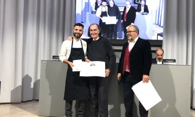 Lo chef Davide Atzeni del ristorante Coxinendi a Sanluri è il nuovo vincitore del Premio Mesa, giunto ormai alla terza edizione: la gara si è svolta nel pomeriggio di ieri negli spazi di Identità Golose Milano. In foto, assieme allo chef, il fondatore di Cantine Mesa, Gavino Sanna e lo scrittore gastronomico Giovanni Fancello, per l'occasione presentatore della competizione 
