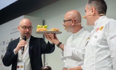 Con Carlo Passera, che ha moderato la lezione, Franco Pepe, il maestro di Caiazzo (Caserta) della pizzeria Pepe in Grani e Josean Alija, chef del ristorante Nerua al Guggenheim Museum di Bilbao. Foto di Brambilla/Serrani
