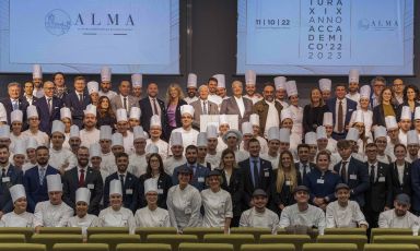 La classe 2022/2023 di ALMA, la Scuola Internazionale di Cucina Italiana assieme al corpo docenti, al board e al Comitato Scientifico nel corso della presentazione del XIX anno accademico, lo scorso 11 ottobre presso l'Auditorium Paganini di Parma

