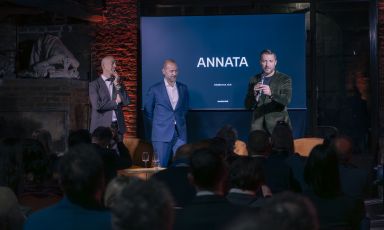 A sinistra, Enrico Garzotto, cofondatore di Annata assieme a&nbsp;Davide Francesco Sada (a destra) e, al centro,&nbsp;Luca Cattaneo,&nbsp;sommelier e collezionista nonch&egrave; collaboratore di Annata
