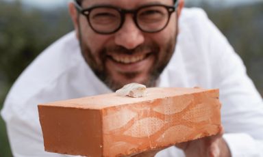 Giuseppe Iannotti, chef del ristorante Kresios, due stelle Michelin, a Telese Terme (Benevento), firma il menu al buio del ristorante Il Visibilio, nella nuova dimora 5 stelle L presso la tenuta Fontanelle Estate, The ClubHouse
