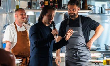 Da sinistra, lo chef Leonardo D'Ingeo, al timone della cucina di ALTO Rooftop,&nbsp;Niccol&ograve; Amadori, ideatore di ALTO Cocktail festival, nonch&egrave; bar manager&nbsp;ed Enrico Croatti, chef del ristorante Moebius Sperimentale a Milano, tra gli ospiti della kermesse
