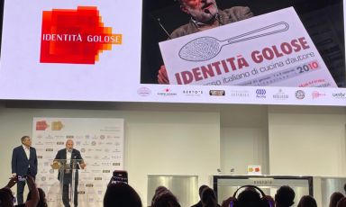 Claudio Ceroni e Paolo Marchi inaugurano ufficialmente la XXI edizione del congresso di Identit&agrave; Milano dal Main Stage dell'Allianz MiCo North Wing. Durante i saluti ufficiali, un doveroso ricordo a Carlin Petrini, recentemente scomparso
