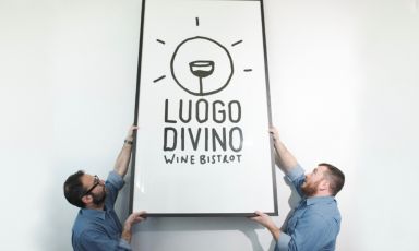 L'affissione del simbolo di Luogo Divino
