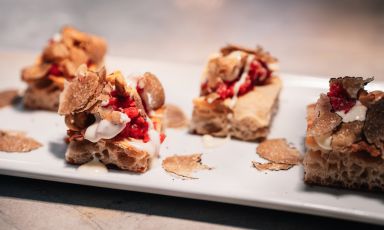 Tartufo uncinato? Perfetto anche sulla pizza, in questo caso una romana con tartare di fassona, nocciola e taleggio, uno dei golosi assaggi proposti al DaV Milano, in zona City Life, in occasione del Five Truffles Day promossa da Appennino Food Group. Un’esperienza gastronomica e culturale senza precedenti dedicata agli chef, agli operatori del settore e agli amanti di questo prezioso fungo ipogeo
