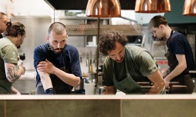 Insieme ai fornelli, Mirko Gatti, chef del ristorante àbitat, a San Fermo della Battaglia (Como) ed Enzo Di Pasquale, chef di Aprudia, che ha ospitato l'evento nel suo ristorante a Giulianova (Teramo)
