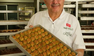 Nadir G&uuml;ll&uuml;, fondatore della pasticceria&nbsp;Karak&ouml;y G&uuml;ll&uuml;oğlu, nel cuore della citt&agrave; di Istanbul. Un punto di riferimento per assaggiare l'autentico baklava
