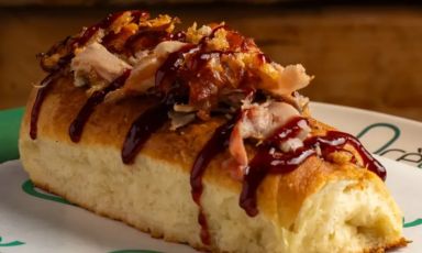 &uacute;Musciu QaPanza, una delle specialit&agrave; pi&ugrave; recenti proposte dal Qc&egrave;c&egrave;&nbsp;Social Caf&egrave;, a San Nicola Arcella (Cosenza): soft bun al miele di Cedro farcito con sfilacciato di pancia di suino nero di Calabria cotta alla brace, fonduta di Canestrato del Pollino, fiammiferi di pancetta di Aieta croccanti, crumble&nbsp;di cotenna e&nbsp;ketchup di cirase (le ciliegie)
