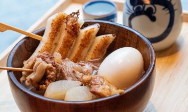 L'Oden, tra le specialit&agrave; proposte nell'izakaya di Keika Kikuchi in Porta Genova a Milano, ate Obenzai bar:&nbsp;un piatto che unisce la&nbsp;consistenza tenera del wagyu suji stufato a un brodo umami. Da gustare con senape giapponese (karashi) o yuzu kosho
