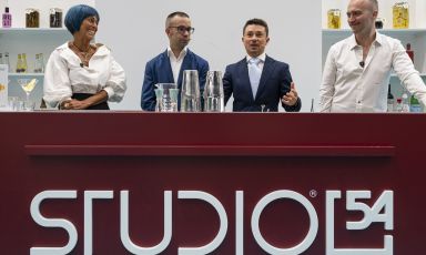 I protagonisti della Bar Experience andata in scena all'interno del&nbsp;Pavillion Hospitality di Identit&agrave; Milano 2026 dedicata alla nascita ed evoluzione del format&nbsp;Italian Cocktail Weeks: ad animarla, da sinistra,&nbsp;Paola Mencarelli,&nbsp;Italian Cocktail Weeks Founder and Creative director, Edoardo Sandri, Assistant F&B Manager Atrium Bar&nbsp;del Four Seasons Firenze e Antonio Ferrara, Bar Manager The Bar di Aman Venice. A moderare l'incontro, Federico Bellanca, giornalista freelance. Tutte le foto sono di Brambilla/Serrani
