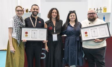 Da sinistra Chiara Degl'Innocenti, fondatrice di Coqtail assieme a Penelope Vaglini (in seconda posizione da destra), Valerio Izzo e Anna Candela di Shub, cocktail bar a Sorrento (Napoli) e, infine, Alfonso Califano di Cinquanta Spirito Italiano, a Pagani e 50 in vista, a Maiori. Sono loro i protagonisti di una delle masterclass della Bar Experience&nbsp;a&nbsp;Identit&agrave; Milano 2026. Foto di Brambilla/Serrani
