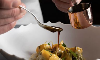 Raviolini di bollito, timo e limone: un piatto di Alessandro Rossi, chef del ristorante Barbagianni a Colle Val d'Elsa, Siena. Foto di Niccol&ograve; Poppi
