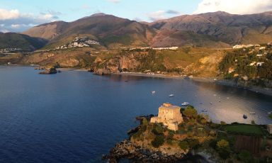 Una nuova edizione del BOB Fest, un nuovo scenario per chi raggiunger&agrave; la Calabria: la Riviera dei Cedri - precisamente nei comuni di San Nicola Arcella, Praia a mare e Scalea - si racconter&agrave; in tutta la sua naturale bellezza&nbsp;accogliendo per la prima volta&nbsp;uno dei maggiori eventi&nbsp;dell'enogastronomia del Sud Ialia. Appuntamento dal 26 al 29 giugno: il programma completo, gli ospiti di questa edizione, i ticket e tutti gli aggiornamenti sono disponibili su www.bobfest.it
