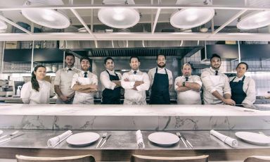 La brigata al completo di&nbsp;Ca&ntilde;abota, ristorante di mare a Siviglia, in Andalusia, Spagna
