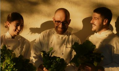 A sinistra, la pastry-chef Alessandra Gattuso, al centro lo chef Alessio Bordenca e a destra, il sous-chef Giovanni Moscatelli: la brigata di cucina dell'agriturismo La Capuccina, a Cureggio (Novara). Tutte le foto, eccetto dove segnalato, sono di @Savour.duo
