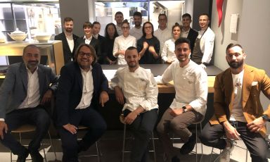 La formazione della serata con le brigate del ristorante Casa Leali, a Puegnago sul Garda (Brescia) e Identità Golose Milano, sala e cucina insieme
