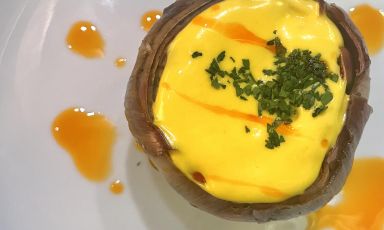Carciofo alla veneta con spuma di pecorino e zafferano, dal menu de La Bauta, guidato dallo chef Raffaele Iasevoli con la supervisione di Gennaro Esposito, chef del ristorante La Torre del Saracino a Vico Equense (Napoli)
