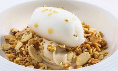 Cheesecake con cantucci, vin santo e sorbetto alle mandorle
