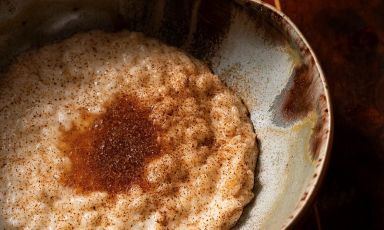 Sostenibilit&agrave; del Riso:&nbsp;burro, parmigiano, limone fermentato sotto sale, crema di scorza di parmigiano e polvere di carbone di cipolla, un piatto zero waste&nbsp;di Luca Ludovici, chef del ristorante ConTatto, a Frascati (Roma)
