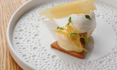 La Torta della nonna è il dessert della bella stagione firmato da Davide Del Duca, chef dell'Osteria Fernanda, a Roma
