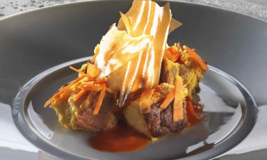 Un dolce in pieno "stile De Santi", in cui un ingrediente viene declinato in molte forme, colori e densit&agrave;. Di cui presentiamo anche una versione semplificata, per un approccio casalingo
