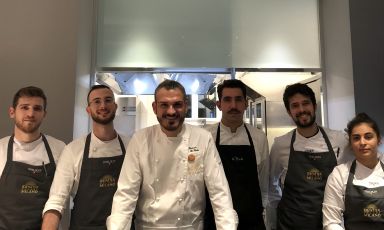 Al centro lo chef Roberto Di Pinto, del ristorante Sine, a Milano, assieme alla brigata di Identità Golose Milano: la sua cucina, in abbinamento ai vini Consorzio Tutela Lugana Doc, è stata protagonista dell'ultimo appuntamento del ciclo di cene Vini e Chef della Lombardia. Per prenotare il prossimo appuntamento, consultare il sito dell'Hub. Foto a cura di Marialuisa Iannuzzi
