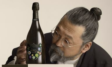 L'artista Takashi Murakami firma l'edizione limitata presentata in occasione di Identità di Fuoco 2025 a Casa Maria Luigia, Modena
