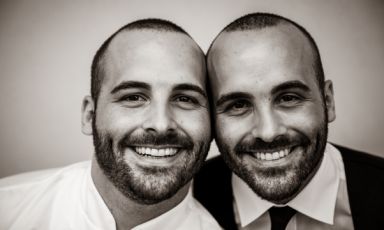 I gemelli Billi, a sinistra Alessandro (in cucina) e a destra, Filippo, in sala
