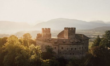 A San Michele d'Appiano, lo Schloss Freudenstein, un luogo da sogno in cui godere della bellezza assoluta dei paesaggi, ma soprattutto il fascino di un castello hotel, che ospita i sapori autentici di Danilo D'Ambra
