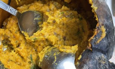 Zucca alla brace e la sua polpa affumicata arricchita da burro di manteca, tartufo nero, achillea, scorza di limone, pecorino e aceto: un'idea di stagione firmata da Cristian Torsiello, chef dell'Osteria Arbustico, una stella Michelin a Capaccio Paestum (Salerno) e da Cristiano Tomei, al timone del ristorante L'Imbuto, una stella Michelin a Lucca
