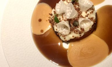 Tuberi, quinoa, salsa alla cipolla, pastinaca: sorprendente portata vegetale dal menu degustazione dell'insegna modenese L'Erba del Re, una stella Michelin, casa dello chef Luca Marchini
