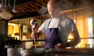 Damiano Donati, al timone della cucina del Ristoro di Fattoria Sardi, a Lucca
