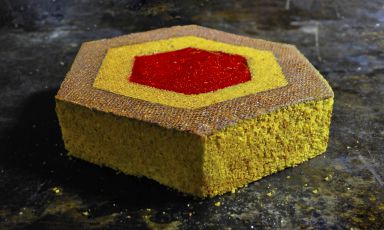 La torta celebrativa della nuova linea Sesta della pasticceria abbiatense, ispirata alle piastrelle esagonali scelte per ricoprire il pavimento del locale e, allo stesso tempo, alla sesta generazione dei Besuschio. La torta è realizzata da Giacomo Besuschio con gli ingredienti cari al padre Andrea: il pistacchio, il cioccolato e i lamponi
