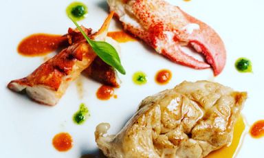 Astice al vapore, animella di cuore di vitello e bisque all'acqua di peperoni arrostiti è il Piatto del 2023 di Federico Sisti, chef del ristorante Frangente a Milano

